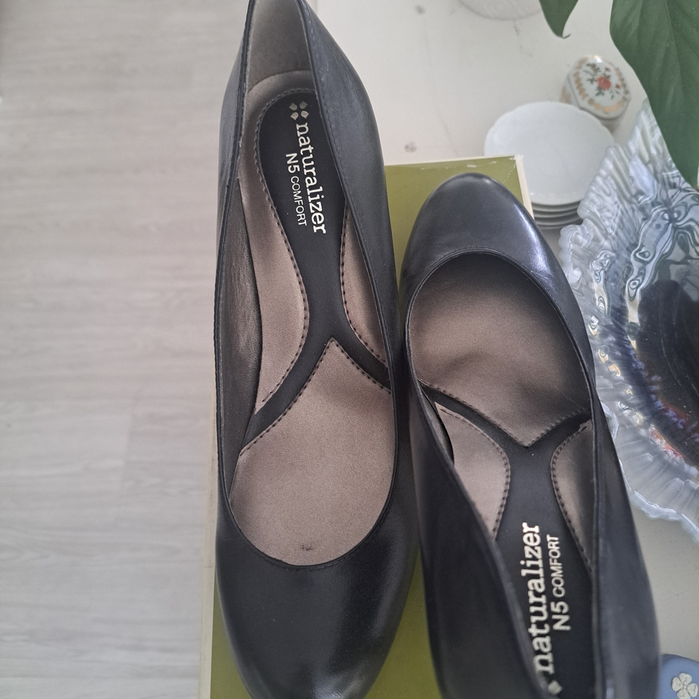 Naturalizer Women's Black Pumps - Picture 4 of 5
